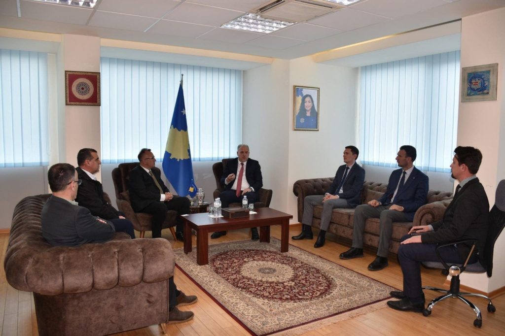 Rektori i Universitetit  Haxhi Zeka, prof.dr. Armand Krasniqi zhvilloi takim me ministrin për zhvillim rajonal të Republikës së Kosovës, z. Fikrim Damka.