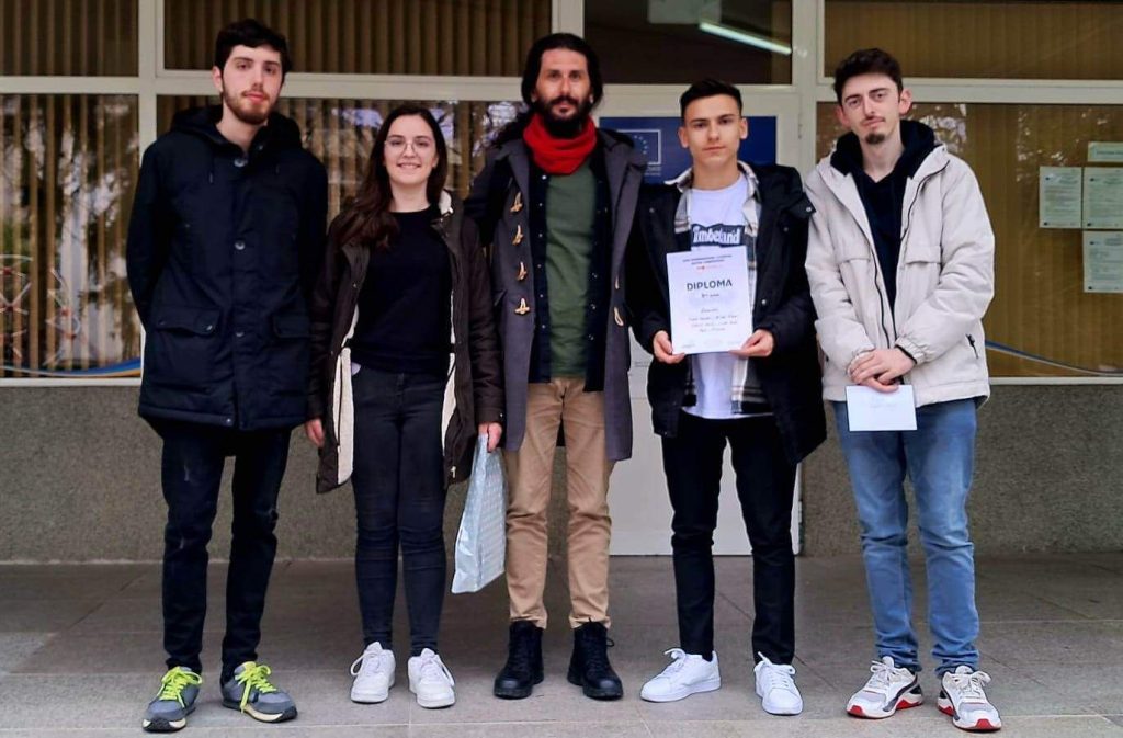 STUDENTËT E FAKULTETIT TË ARTEVE – DREJTIMI I MUZIKËS, TË UNIVERSITETIT HAXHI ZEKA RENDITEN NË POZITËN E TRETË NË GARAT E XXVI NDËKOMBËTARE PËR KITARË KLASIKE NË BULLGARI