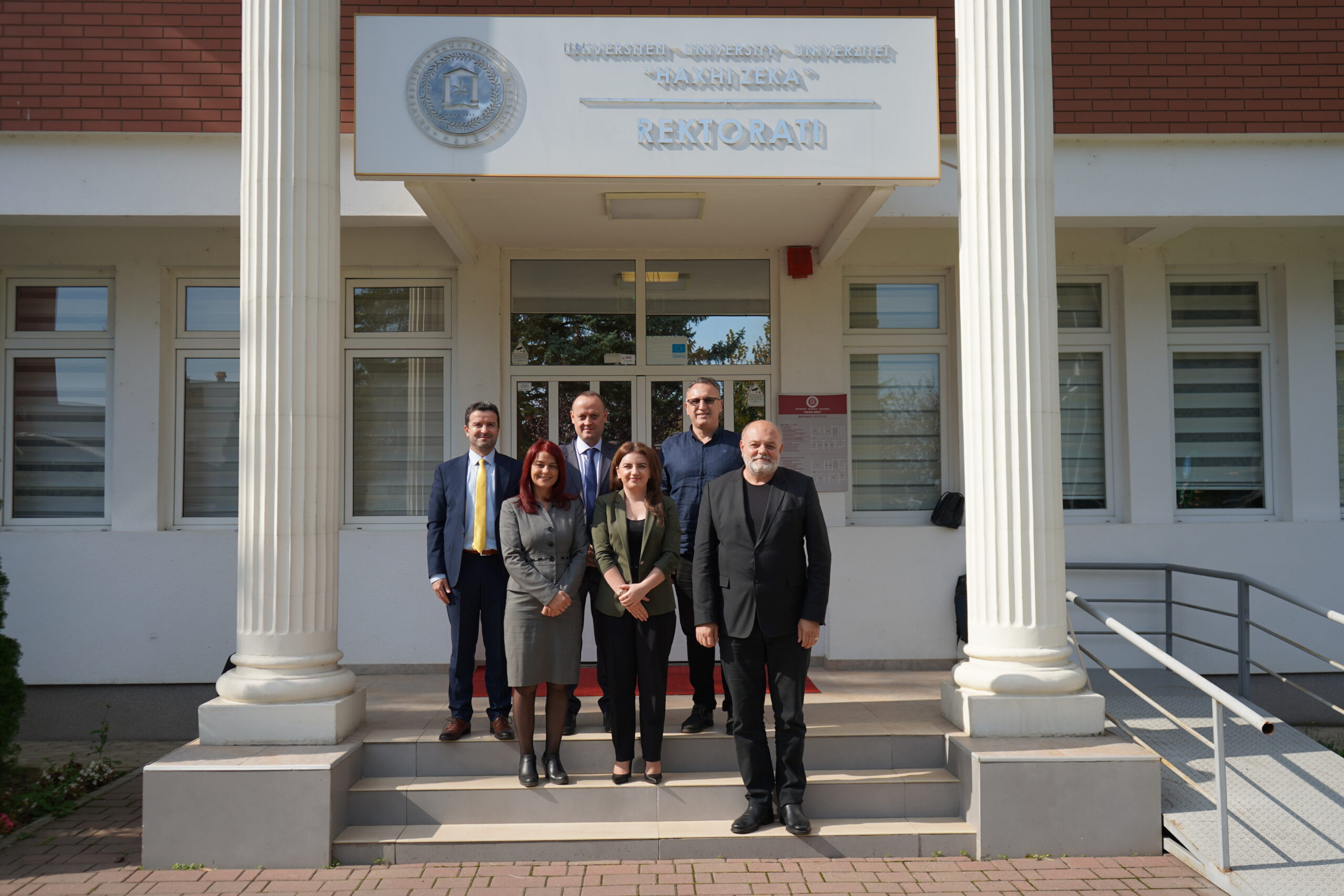 Menaxhmenti i universiteti “Haxhi Zeka” pret në vizitë përfaqësues të projektit Qëndrueshmëria në Arsimin e Lartë dhe Kërkime